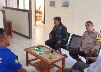 Bhabinkamtibmas Polsek Lembursitu Sambang Kantor Kelurahan Cipanengah