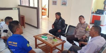 Bhabinkamtibmas Polsek Lembursitu Sambang Kantor Kelurahan Cipanengah