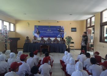 Personel Polsek Lembursitu Laksanakan Pengisian Materi Tentang Kenakalan Remaja dan Tertib Berlalu Lintas