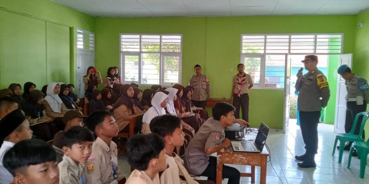 Kapolsek Lembursitu Berikan Materi Kamseltibcar Lantas dan Kenakalan Remaja Di Mts Al-Mu’awwanah
