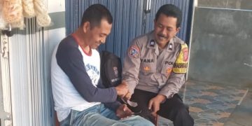 Sambang Warga Dengan Humanis, Bhabinkamtibmas Sampaikan Pesan Kamtibmas Kepada Warganya
