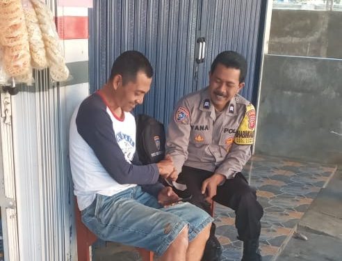 Sambang Warga Dengan Humanis, Bhabinkamtibmas Sampaikan Pesan Kamtibmas Kepada Warganya