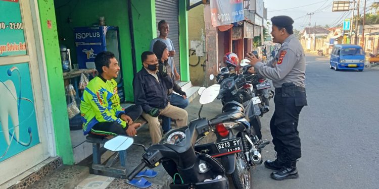 Anggota Unit Samapta Patroli Dialogis, Sampaikan Pesan Kamtibmas ke Warga