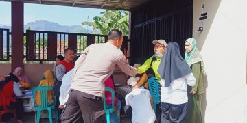Bhabinkamtibmas Polsek Lembursitu Monitoring Pelayanan Kesehatan