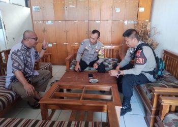 Bhabinkamtibmas dan Anggota Unit Samapta Sambangi Guru di Sekolah Sampaikan Pesan Kamtibmas