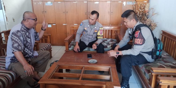 Bhabinkamtibmas dan Anggota Unit Samapta Sambangi Guru di Sekolah Sampaikan Pesan Kamtibmas