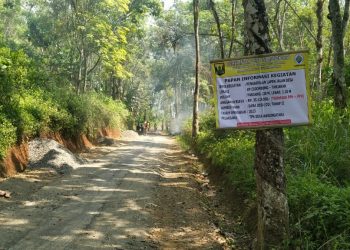 Desa Warungkiara Perbaiki Jalan Poros Desa, Warga Cigombong-Tanjakan Sumringah