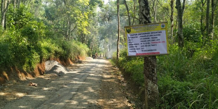 Desa Warungkiara Perbaiki Jalan Poros Desa, Warga Cigombong-Tanjakan Sumringah