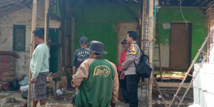 Sambang Warga Dengan Humanis, Bhabinkamtibmas Sampaikan Pesan Kamtibmas kepada Warganya
