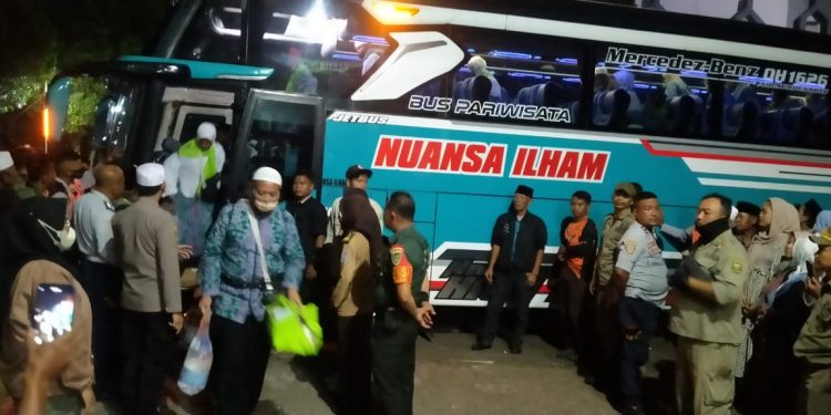 Ada Perubahan Jadwal Penerbangan, 328 Jamaah Haji Kloter 52 Asal Kab. Sukabumi Akhirnya Tiba di Pusbangdai