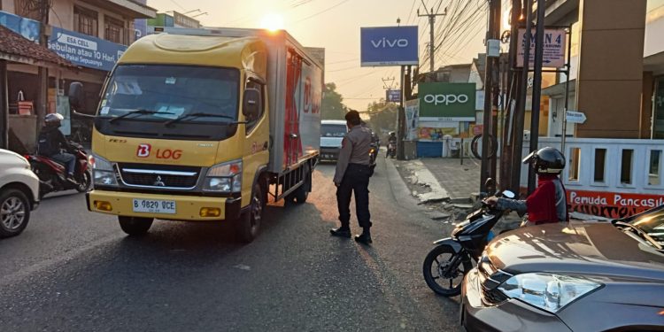 Berikan Pelayanan Kepada Masyarakat, Unit Samapta Polsek Lembursitu Laksanakan Pengaturan Lalu Lintas