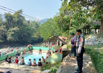 Ciptakan Kondusifitas Yang Aman Anggota Polsek Lembursitu Sambangi Wisata Kolam Renang