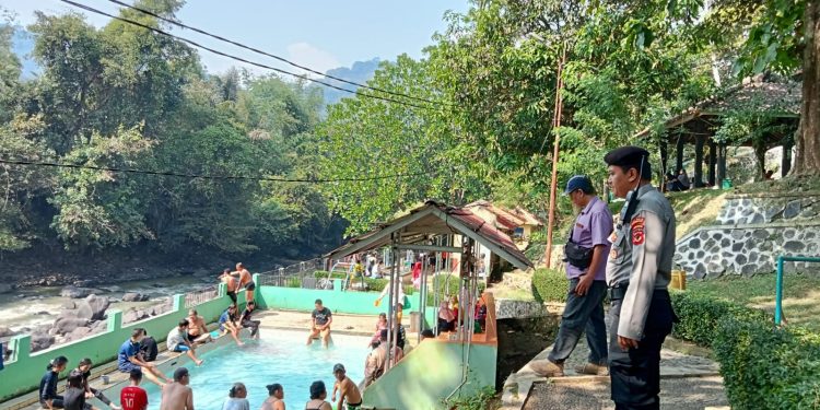 Ciptakan Kondusifitas Yang Aman Anggota Polsek Lembursitu Sambangi Wisata Kolam Renang