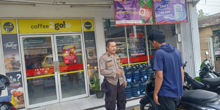 Bhabinkamtibmas Kelurahan Situmekar Polsek Lembursitu Aktif Lakukan Sambang Dan Dialogis Kamtibmas Warga Masyarakat