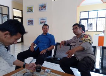 Bhabinkamtibmas Sambang di Kantor Kelurahan dan Koordinasi dengan Staf Kelurahan