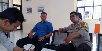 Bhabinkamtibmas Sambang di Kantor Kelurahan dan Koordinasi dengan Staf Kelurahan
