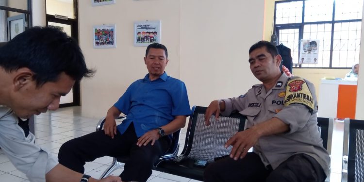 Bhabinkamtibmas Sambang di Kantor Kelurahan dan Koordinasi dengan Staf Kelurahan