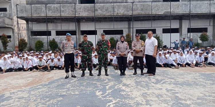 Sinergitas TNI-Polri Berikan Penyuluhan dan Pembinaan Dalam Rangka Bintalinop, Bina Mental Disiplin Orientasi dan Pembaretan di SMKN 4 Kota Sukabumi