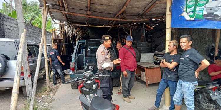 Personel Unit Samapta Polsek Lembursitu Laksanakan Patroli Dialogis Sambang Warga