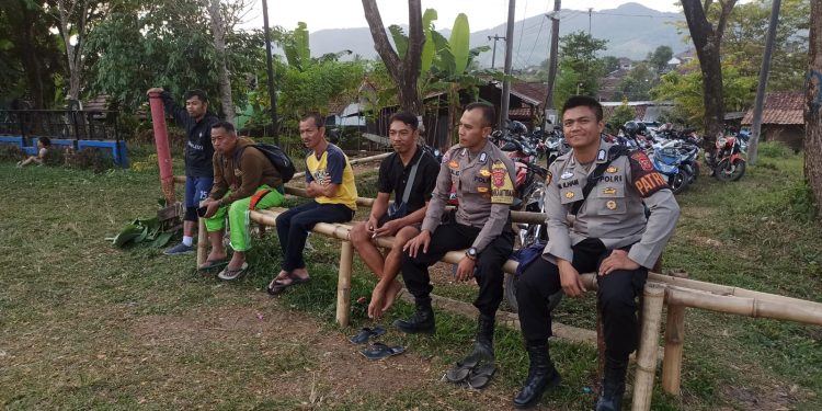 Dekatkan Polisi Dengan Masyarakat, Anggota Polsek Lembursitu Lakukan Patroli Dialogis