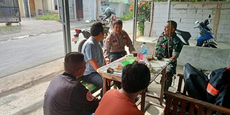 Sinergitas TNI-POLRI, Anggota Polsek Lembursitu Polres Sukabumi Kota dan Babinsa Laksanakan Dialogis