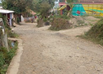 Pemuda Keluhkan Jalan Rusak Parah, Di Kampung Dangdeur Sukabumi