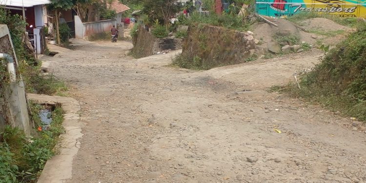 Pemuda Keluhkan Jalan Rusak Parah, Di Kampung Dangdeur Sukabumi