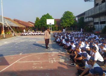 Bhabinkamtibmas Polsek Lembursitu Laksanakan Sosialisasi Tentang Bahaya Narkoba dan Kenakalan Remaja Pada Giat MPLS