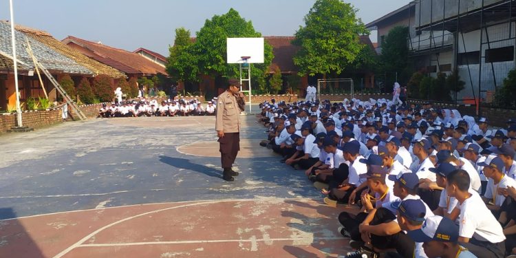 Bhabinkamtibmas Polsek Lembursitu Laksanakan Sosialisasi Tentang Bahaya Narkoba dan Kenakalan Remaja Pada Giat MPLS
