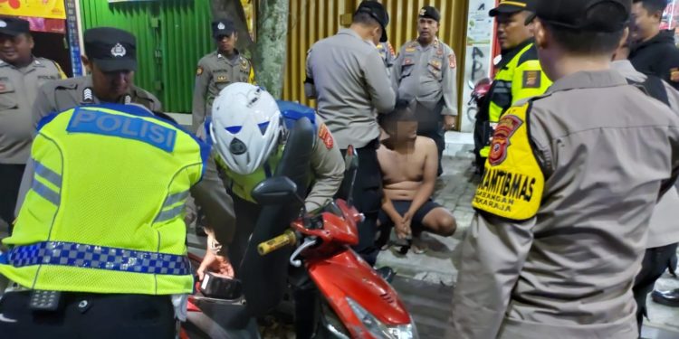 Terjaring KRYD, Dua Pemuda di Sukabumi Bawa Sajam dan Sabu