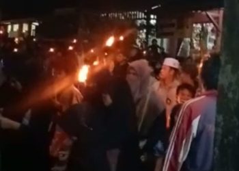 Sambut Tahun Baru Islam 1445 Hijriah Warga Lembursitu Sukabumi Pawai Obor