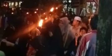 Sambut Tahun Baru Islam 1445 Hijriah Warga Lembursitu Sukabumi Pawai Obor