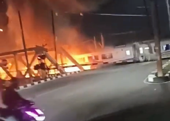 Truk Trailer Tertabrak Kereta Api di Madukoro Semarang