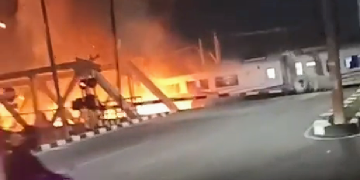 Truk Trailer Tertabrak Kereta Api di Madukoro Semarang