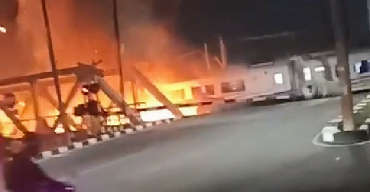 Truk Trailer Tertabrak Kereta Api di Madukoro Semarang