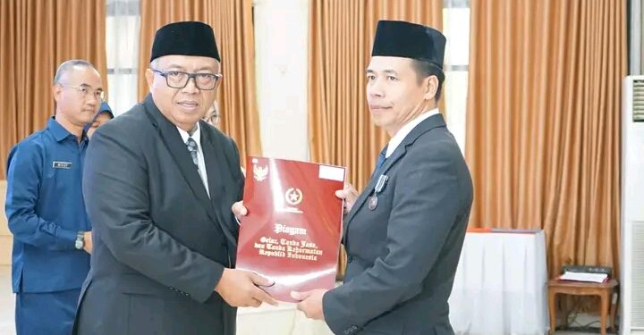 Puluhan PNS Pemkab Sukabumi Terima Penghargaan Satyalencana Karya Satya dari Presiden RI