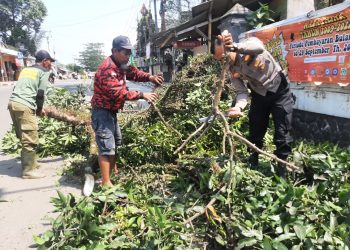 Bhabinkamtibmas Polsek Lembursitu Kerja Bakti Bersama Warga Masyarakat