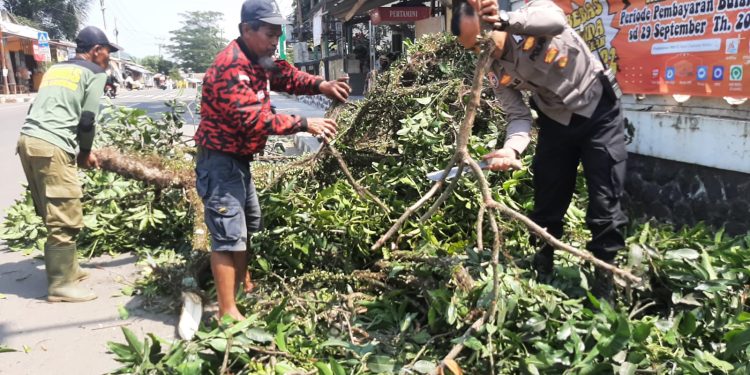 Bhabinkamtibmas Polsek Lembursitu Kerja Bakti Bersama Warga Masyarakat