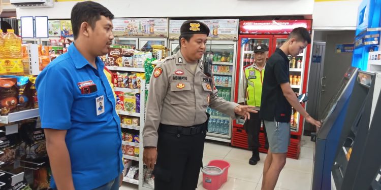 Anggota Polsek Lembursitu Lakukan Patroli Cek Mesin ATM Cegah Gangguan Kamtibmas