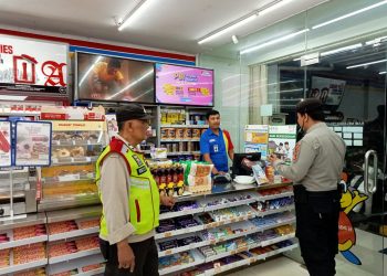 Patroli di Indomaret PS Kanit Binmas dan Anggota Unit Samapta Polsek Lembursitu Berikan Himbauan Kamtibmas Karyawan dan Warga Masyarakat