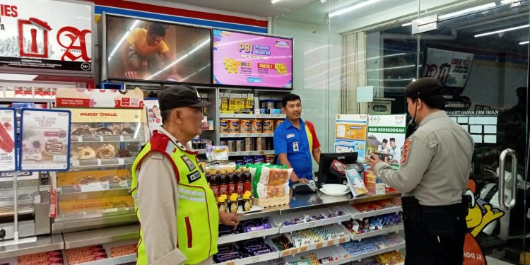 Patroli di Indomaret PS Kanit Binmas dan Anggota Unit Samapta Polsek Lembursitu Berikan Himbauan Kamtibmas Karyawan dan Warga Masyarakat