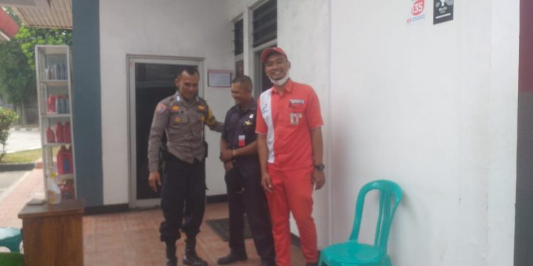 Bhabinkamtibmas Polsek Lembursitu Sambang Dialogis dengan Petugas SPBU