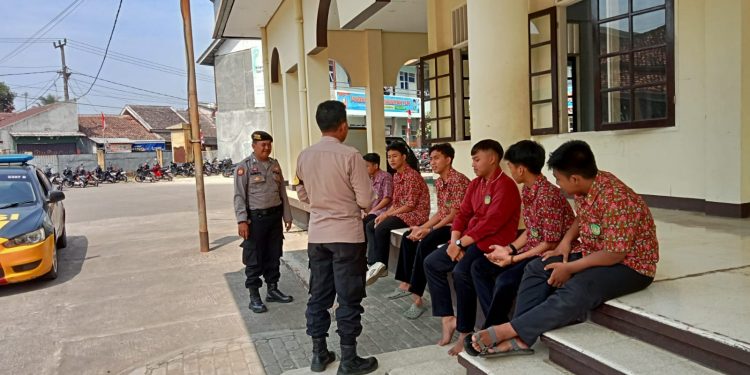 Patroli Dialogis dan Pemantauan Pasca Bubaran Sekolah Antisipasi Tawuran Antar Pelajar di Wilayah Polsek Lembursitu