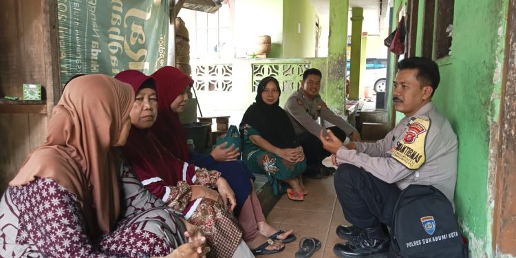 Peduli Kerukunan Tetangga, Bhabinkamtibmas Sambangi Ibu Rumah Tangga