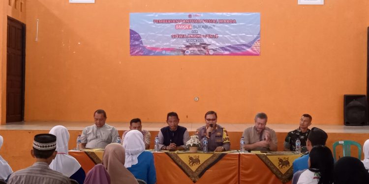 Kapolsek Lembursitu Polres Sukabumi Kota Menghadiri Pemberian Bantuan Sosial Warga dari SMKN 4 Kota Sukabumi Dan Siswa Angkatan 16 Tahun 2023