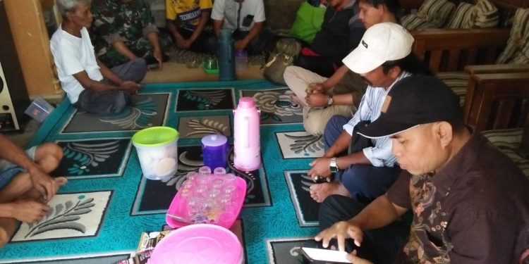 Pastikan Wilayah Tentram, Babinsa Sirnaresmi Hadiri Musyawarah Keluhan Warga