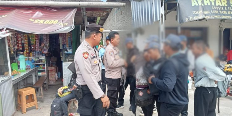 Patroli Dialogis dan Pemantauan Pasca Bubaran Sekolah Antisipasi Tawuran Antar Pelajar di Wilayah Polsek Lembursitu