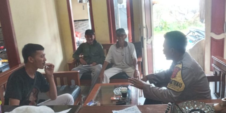 Ngobrol Bersama Warga, Bhabinkamtibmas Polsek Lembursitu Sampaikan Himbauan Kamtibmas