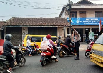 Bentuk Pelayanan Kepolisian Kepada Masyarakat, Personil Polsek Lembursitu Laksanakan Pengaturan Lalu lintas di Seputaran Simpang Merdeka