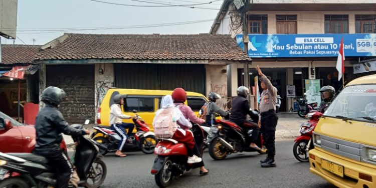 Bentuk Pelayanan Kepolisian Kepada Masyarakat, Personil Polsek Lembursitu Laksanakan Pengaturan Lalu lintas di Seputaran Simpang Merdeka